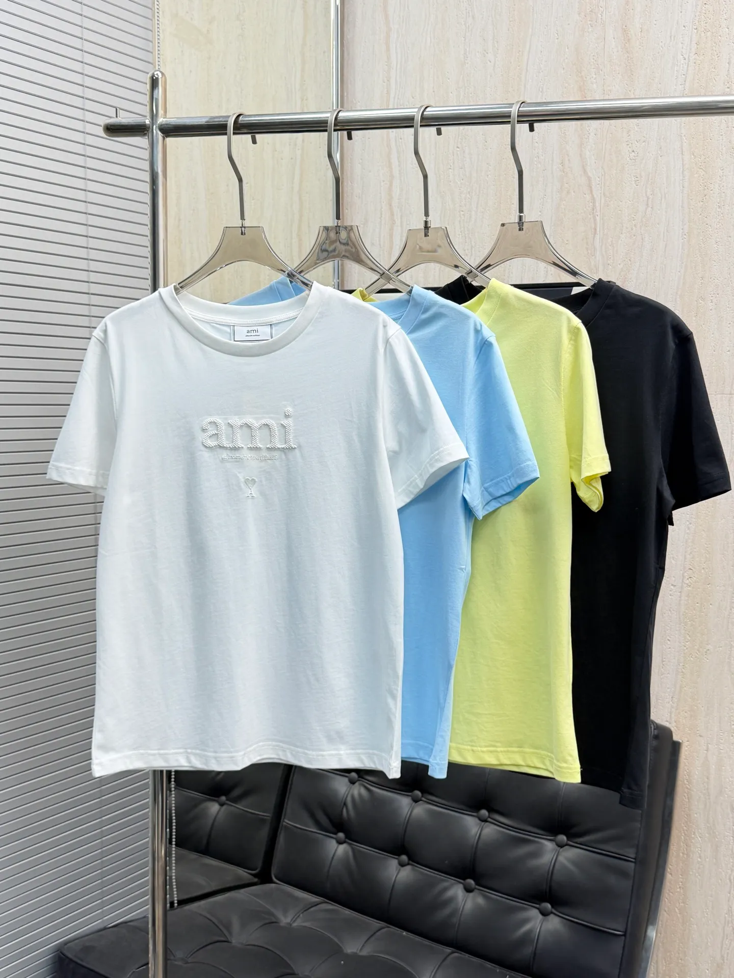 Ami* 26 new products on the shelves Bead letter logo Tee custom YB mercerized cotton material, breathable and comfortable, full of texture, regular short-sleeved T-shirt cut, solid color outlines a simple basic version, ami letter logo is three-dimensionally presented with bead technology, becoming the finishing touch of the body. The soft cotton fabric is both comfortable and crisp. The round neck and short sleeves are designed to be flattering on your body shape. It can be worn alone for casual daily use, or as a layered layer under a suit. It perfectly blends simple design with exquisite details. It is a practical and versatile fashion item for your wardrobe. Customized surface accessories Look for the correct version High version In Stock supply Color: Black White Yellow Blue Size: SML P115